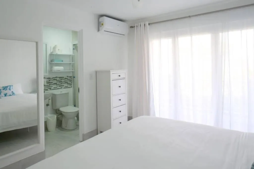 Sea Glass Villa - Spacious 1 Bed, 2 Bath on West Coast Saint James Apartamento
